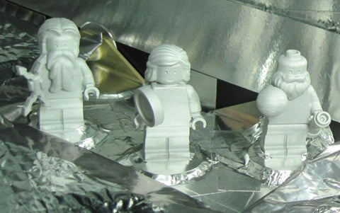 Le tre minifigure LEGO in alluminio sulla sonda Juno